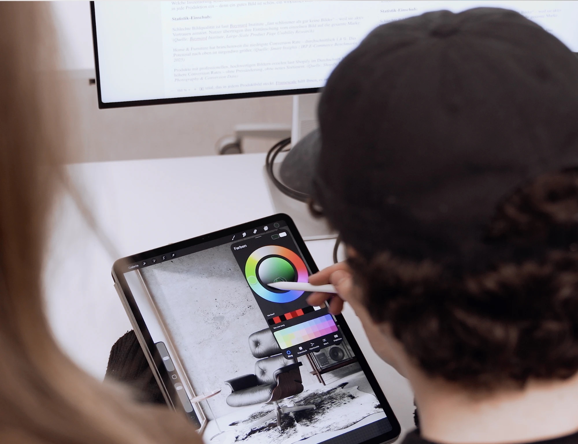 Creative Direction am iPad: Farbwahl für eine Möbelszene