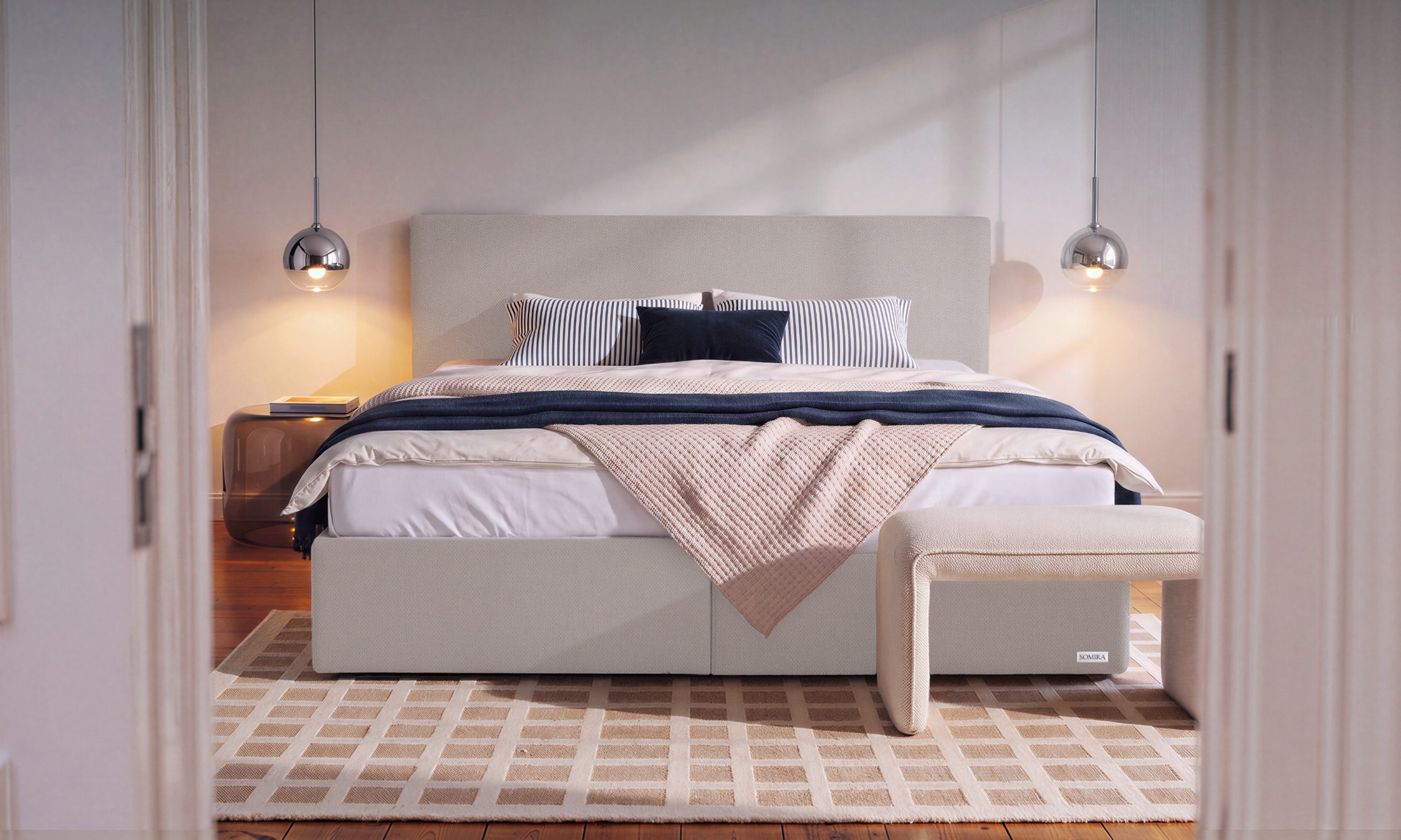 Helles SOMIRA Polsterbett mit hohem Kopfteil und Bettbank in einem Schlafzimmer mit Pendelleuchten, Lifestyle-Szene von FrameScale
